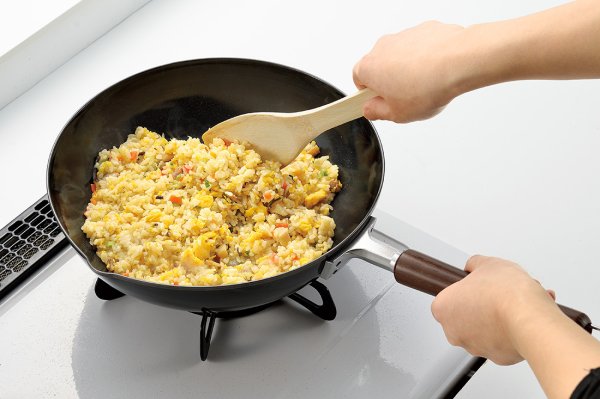 画像2: 燕熟の技　木柄いため鍋27cm (2)